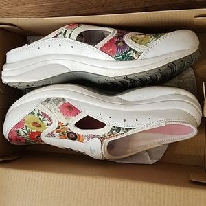 Easy Spirit floral slip on shoe 7 1/2 W